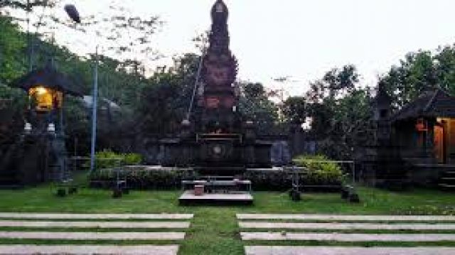 Penataran Agung Kilisuci Temple